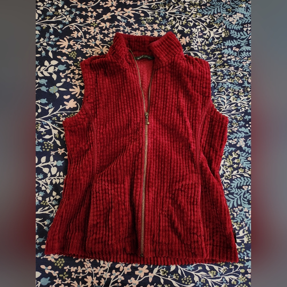 *Woolrich Women's Kinsdale Full Zip Corduroy Vest, Deep Ruby Medium
